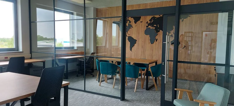 Dark glazing divisions combined with wooden decor and turquoise.