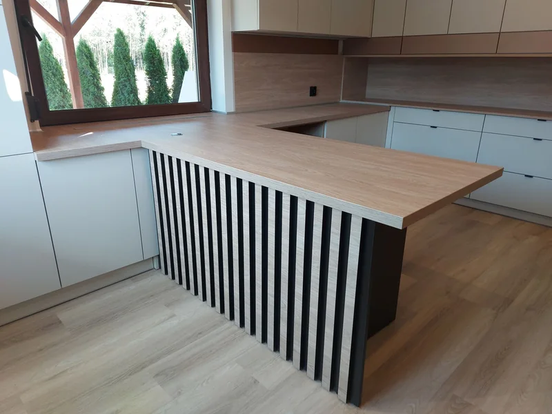 Extended peninsula top and contrasting base finish.