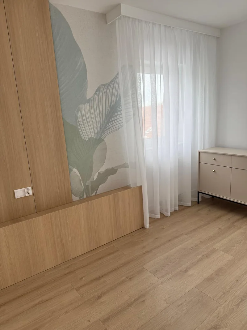 A plant wall motif combined with wood-tone furniture.