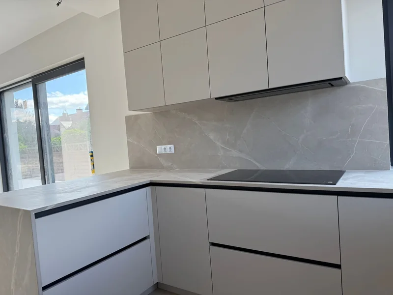 Cooking area with subtle veining across the worktop and splashback.