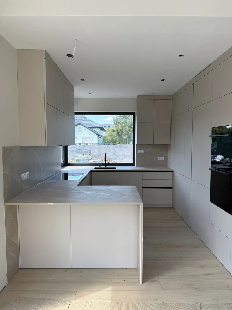 The peninsula organises the border between the kitchen and the open living area.