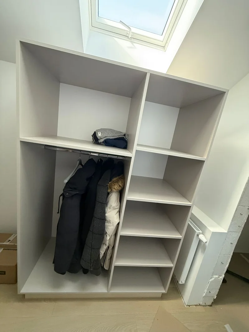 Space for longer clothes and shelves under the roof window.