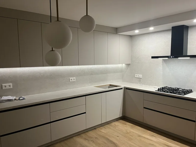 Bright fronts and countertop illumination emphasise the orderly layout of the kitchen.