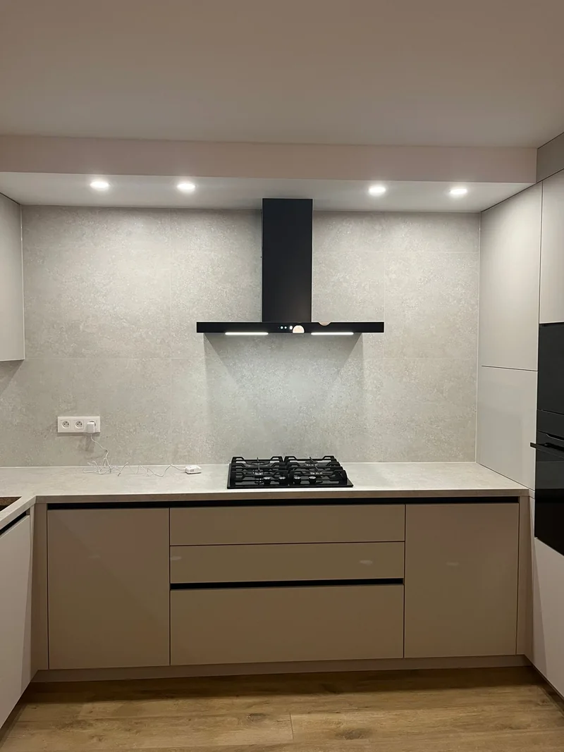 Black details contrast with the delicate pattern of light wall coverings.